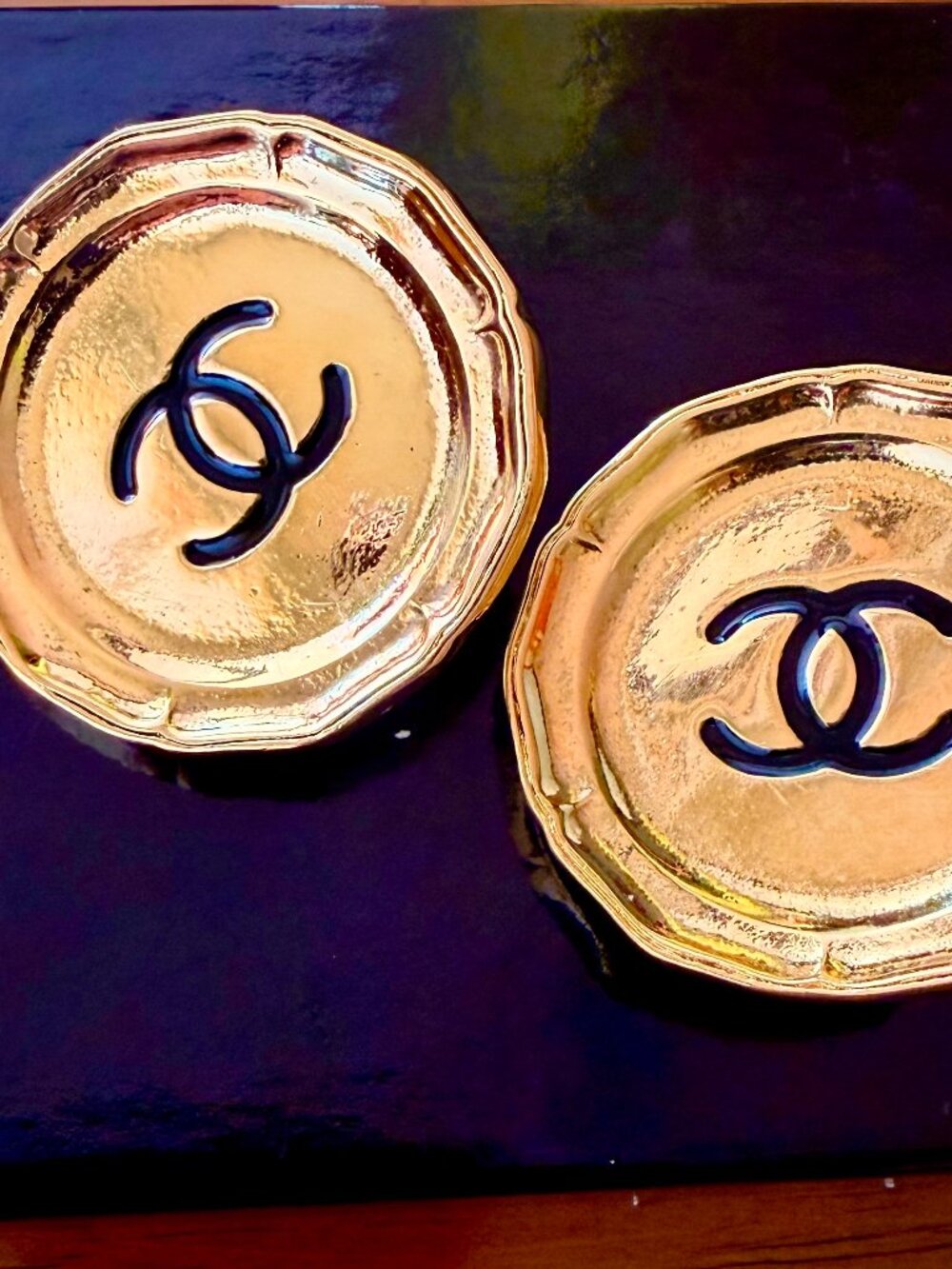 CHANEL VINTAGE AUTHENTIC DISH PLATE CLIP-ON EARRINGS - Picture 3 of 8